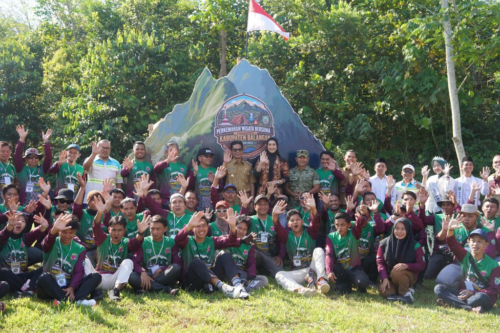 Foto bersama Wakil Bupati Balangan dan Pokdarwis dalam kegiatan perkemahan wisata se-Kalsel 2026, di Wisata Al-Fatah Stable,.
