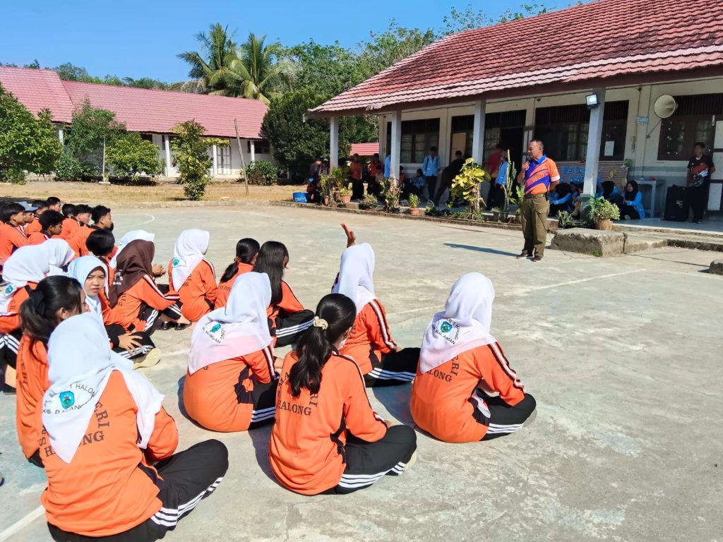 BPBD Balangan mengisi kegiatan Pengenalan Pemadam Kebakaran di SMA Negeri 1 Halong