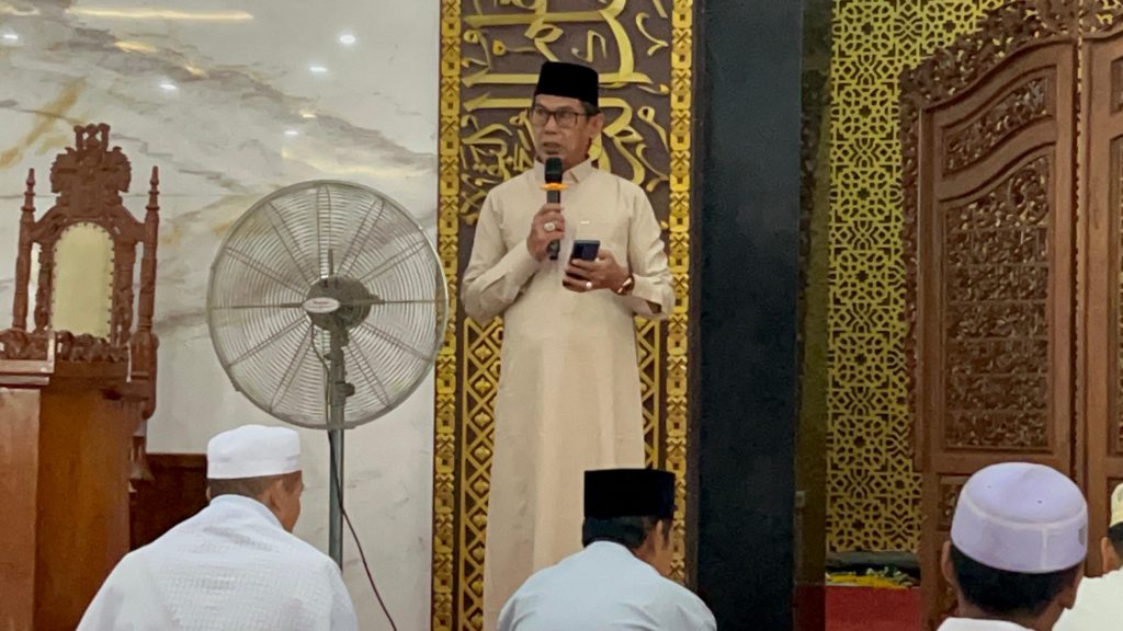 Wakil Bupati Balangan, Akhmad Fauzi menyampaikan, sambutan usai pelaksanaan Salat Iduladha 1447 H. - Foto: Mc.Balangan