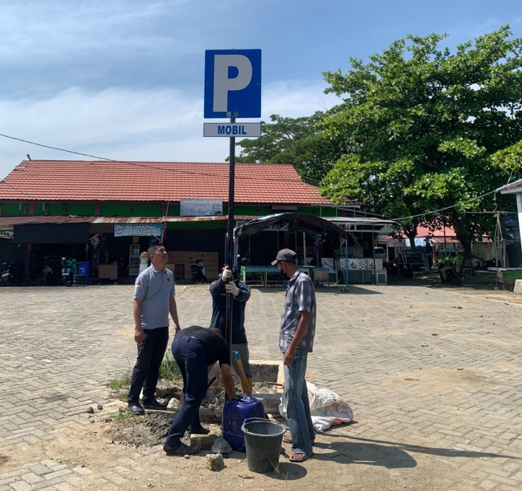 Dinas Perhubungan (Dishub) Kabupaten Balangan melaksanakan pemasangan rambu-rambu parkir di sejumlah titik parkir resmi. -Foto: Mc.Balangan