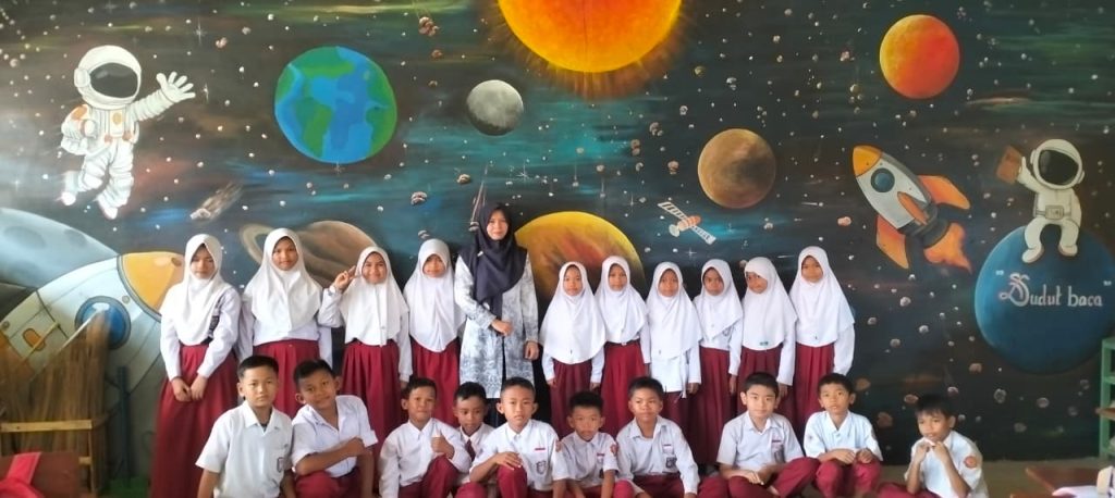 SDN Lasung Batu 2 menghadirkan inovasi Dikcara (Dinding Kelas Berbicara) sebagai upaya menciptakan suasana belajar yang lebih hidup, edukatif, dan berkarakter. - Foto: Mc.Balangan