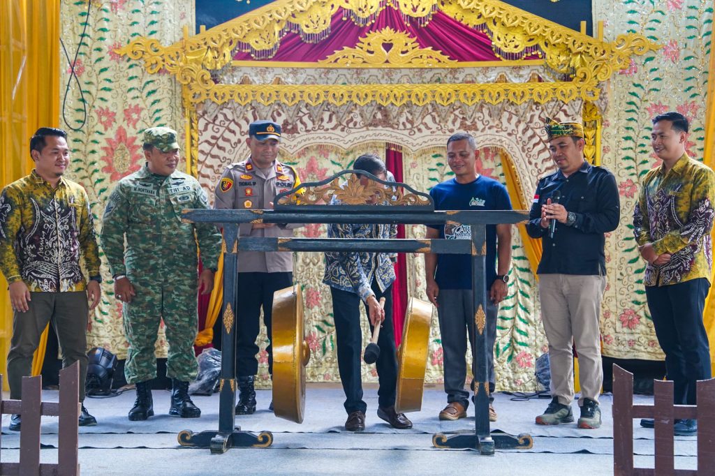 Pemukulan gong oleh Asisten Bidang Pemerintahan dan Kesejahteraan Rakyat Sekretariat Daerah Balangan, Aidinnor tanda dibukanya Aruh Karasmin Pahuluan di Desa Muara Ninian, Juai